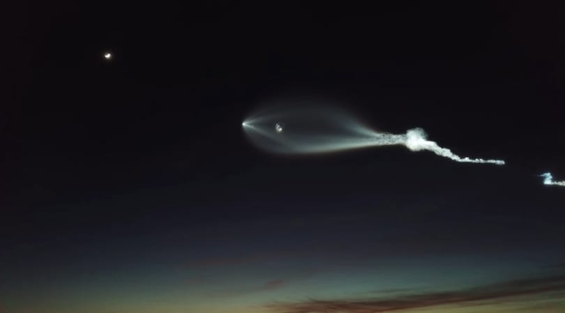 Ez valami bámulatos: levideózták az esti égbolton felfele törő SpaceX Falcon 9 rakétát