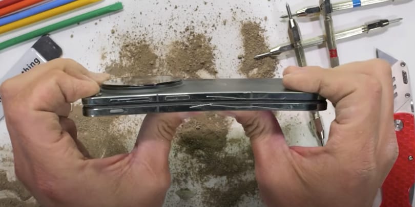 Brutálisan megkínozták az új hajlítható telefont – videó