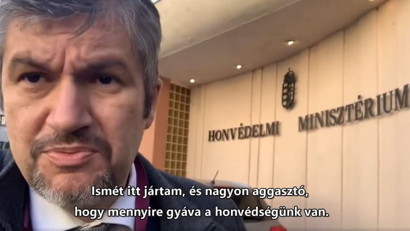Kiküldték Hadházyt a Honvédelmi Minisztériumból, amikor Orbán repülőútjának dokumentumaiba akart belenézni