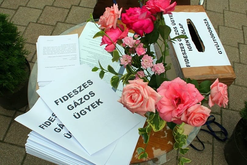 Felállították a Fideszes Gázos Ügyek Asztalát Dombóváron