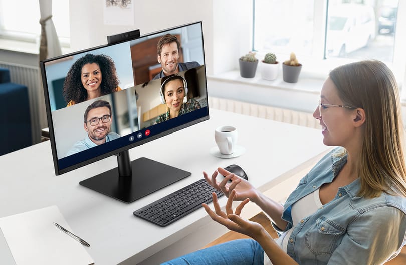 Beépített kamerával érkezik új monitor a Samsungtól, így már azonnal alkalmas videós hívásokra