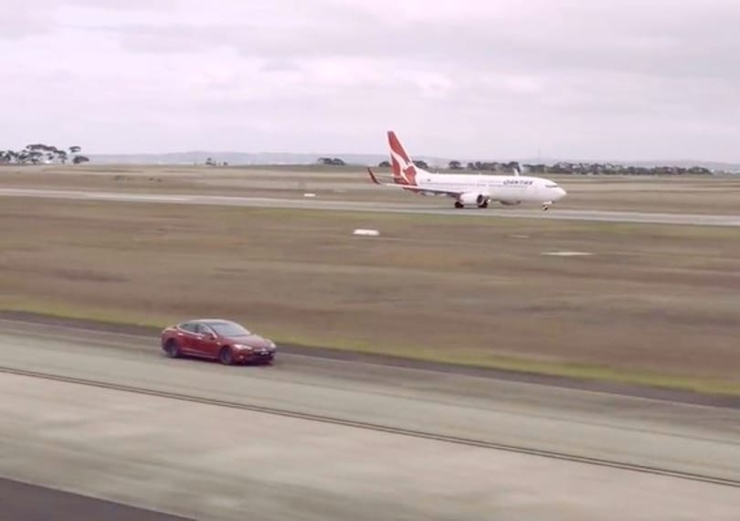 Elfogytak az autók, most már repülő ellen gyorsulgat a Tesla Model S – videó