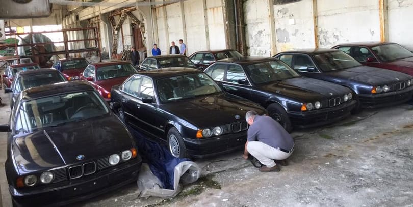 Egy csapatnyi 25 éves, vadonatúj, forgalomba sem hozott BMW-t találtak egy bolgár garázsban