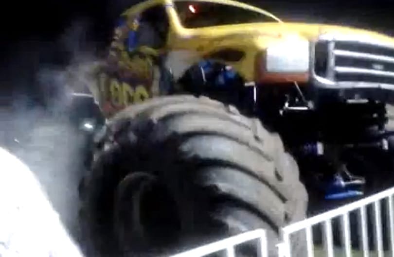 Centiken múlt a tömegbaleset egy autóshow-n - videó