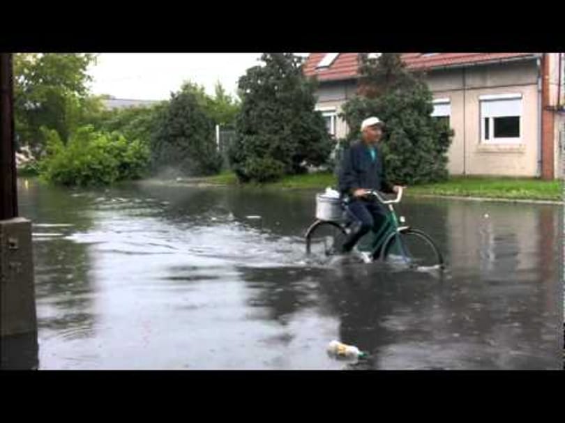 Videó a hatalmas eső miatt lezárt győri utcáról
