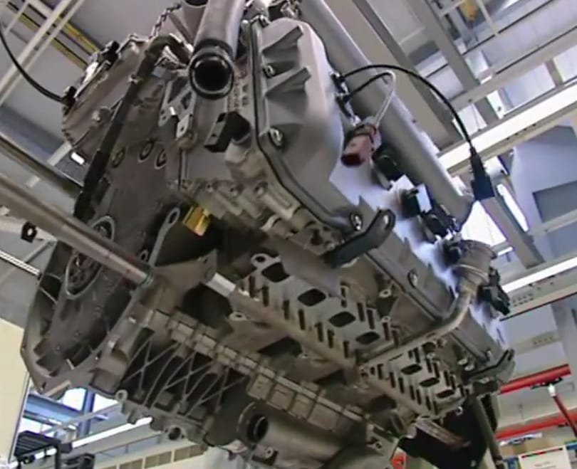 Így készül a Bugatti Veyront repítő félelmetes erőforrás