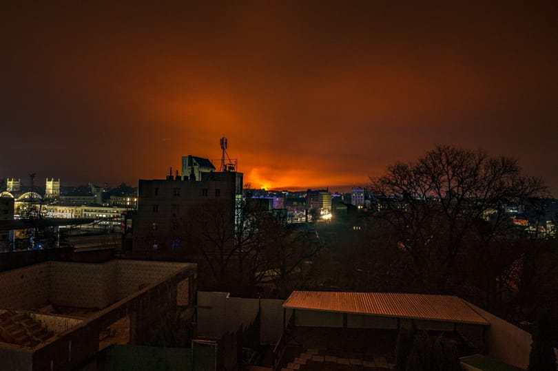 Katonák ezreit vezényelték az oroszok Harkiv közelébe