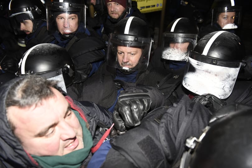 Felfüggesztett börtönt kapott a 2018-as kormányellenes tüntetések egyik rendőrökre támadó résztvevője