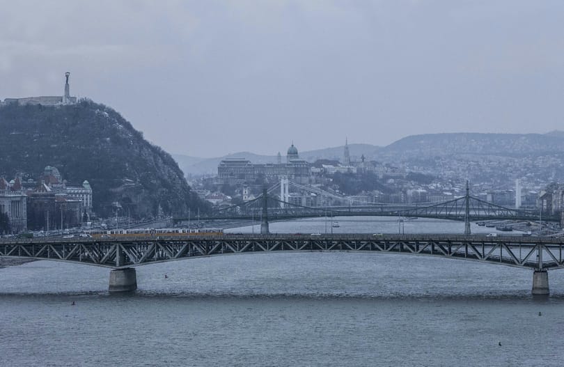 Busz és teherautó ütközött a Petőfi híd budai hídfőjénél, többen megsérültek