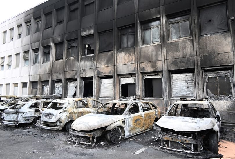 Franciaországi zavargások: 400-an őrizetben, bocsánatot kért a fiatalt lelövő rendőr