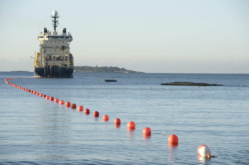 Megnevezték a hajót a svédek, amely kábeleket téphetett szét a tengerfenéken