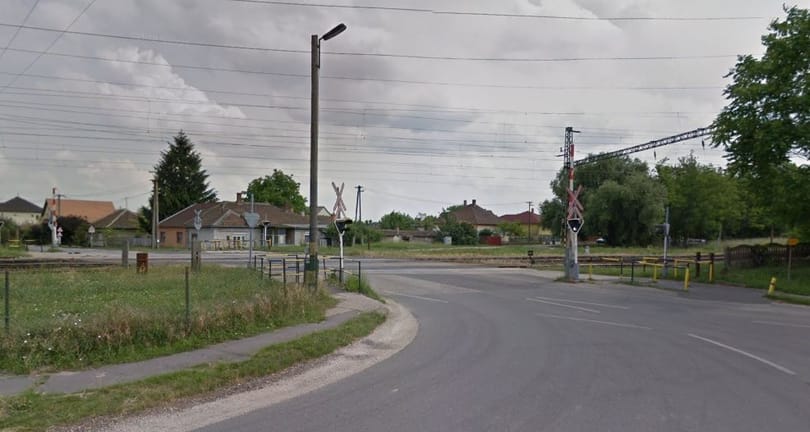 Áll a bál Pusztaszabolcson, elszabták egy méterrel a vasúti átjárót