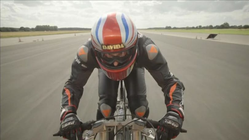 280 km/h-val tekert egy bringás - videó