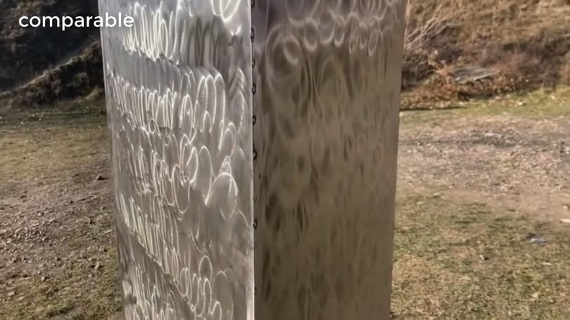 Angliai dombtetőn bukkant fel egy újabb fémoszlop, üzenetet is írtak rá