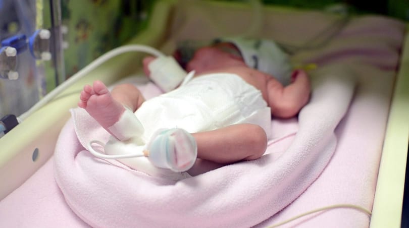 Újszülött halála miatt emeltek vádat két orvossal szemben