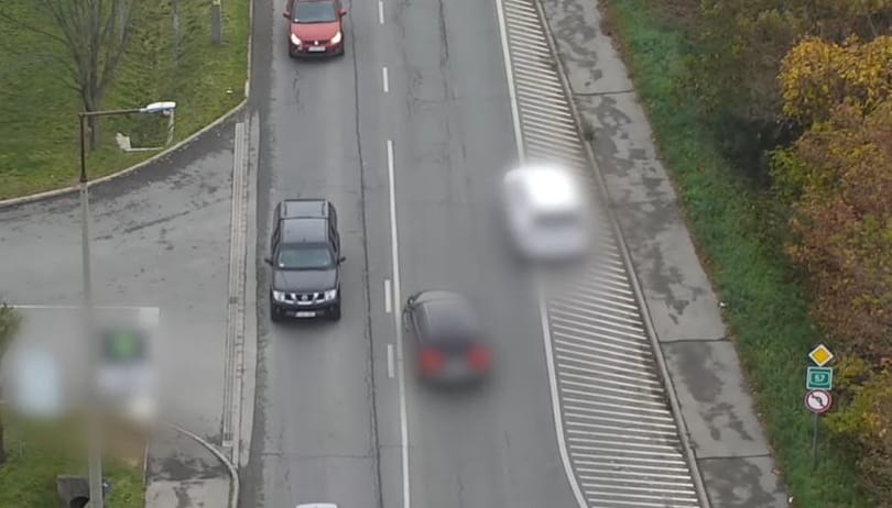 Drónnal figyelték a rendőrök az autósokat, a biztonsági öv hiányát is kiszúrták