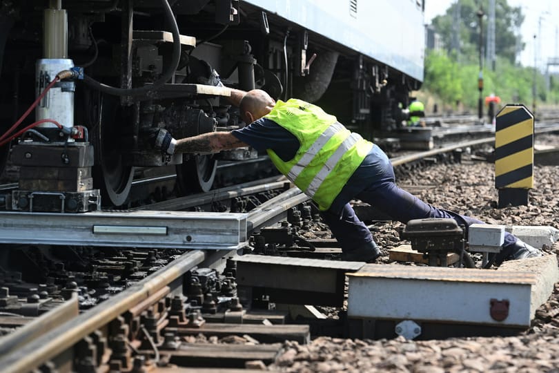 Lázárt kifigurázva Magyar Péter magára vállalta a MÁV bűneit