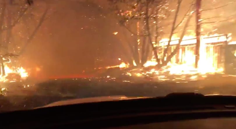 Ilyen lehet a pokolban autózni – rendőrautó hajtott át a kaliforniai tűzvészen – videó