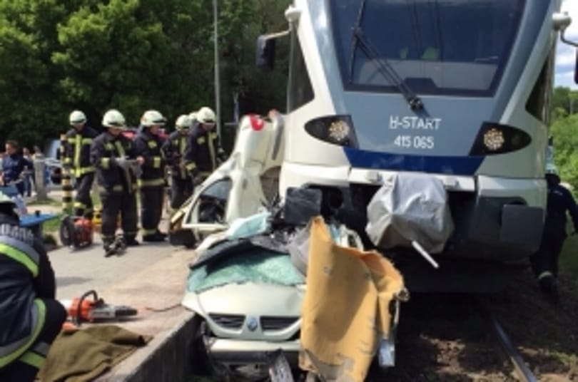 Fotók: Hatvanéves nőt húztak ki élve a felismerhetetlenre tört Renault-ból