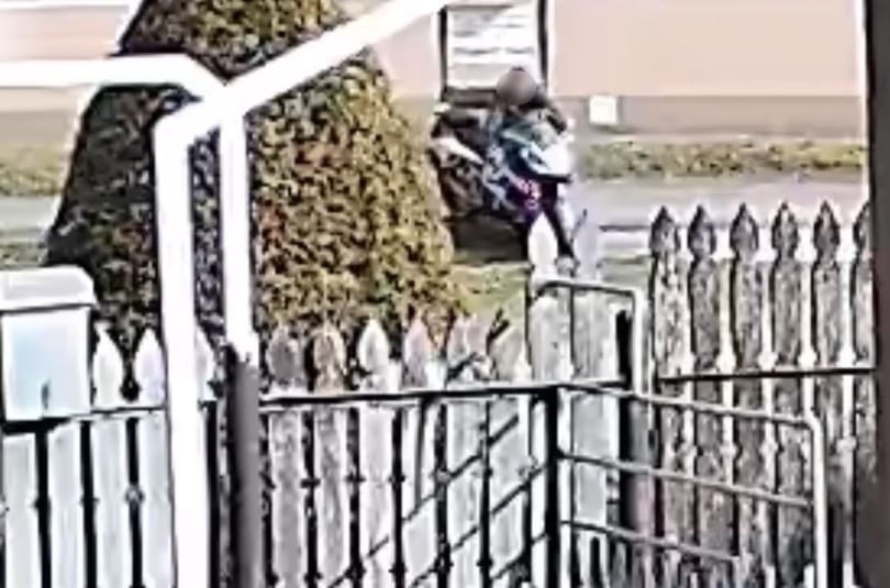 Jó ötletnek tűnt részegen felülni a motorral, de az első árok máshogy gondolta – videó