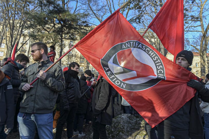 TASZ: Mondvacsinált indokkal bírságolta meg a rendőrség egy antifasiszta tüntetés szervezőjét