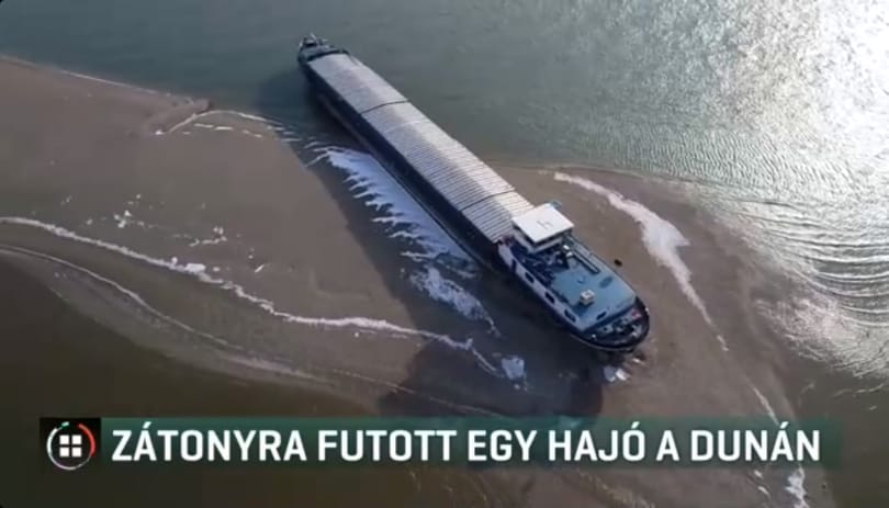 Zátonyra futott egy teherszállító hajó a Dunán