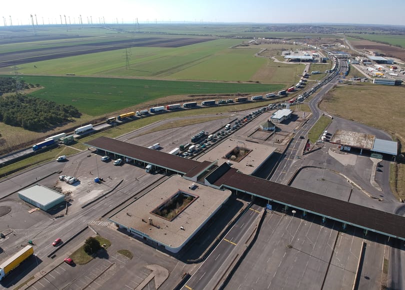 Baleset miatt egy sávon halad a forgalom az M1-es autópályán Hegyeshalomnál