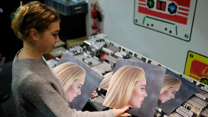 Adele, ABBA, Ed Sheeran: a pandémia alatt valósággal felrobbant a bakelitlemezek piaca