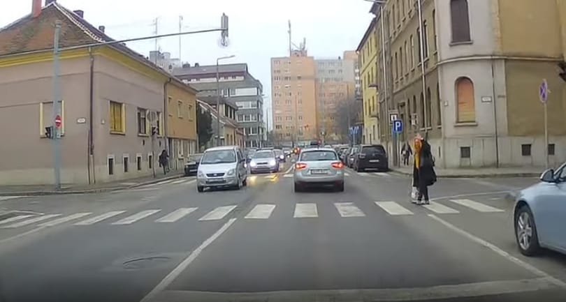 Ennél a zebránál a gyalogosnak járt volna a helyszíni bírság – videó