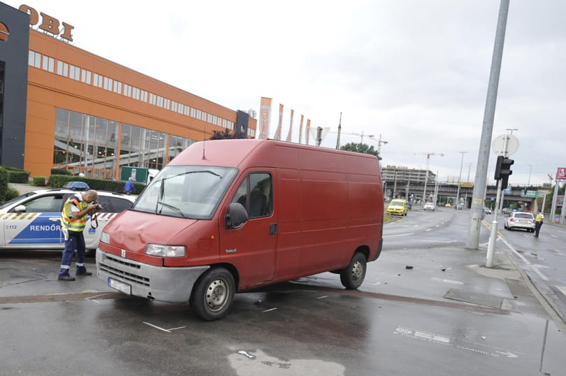 Járdán várakozó gyalogosokat gázolt egy autó Budapesten