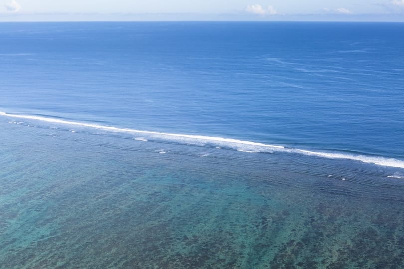 Egy madagaszkári miniszter 12 órát úszott a nyílt tengeren, miután lezuhant a helikoptere