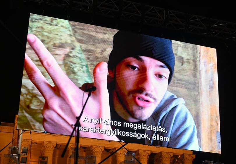Azahriah páros lábbal szállt bele a kormányba: Új szint az, hogy pedofil arcoknak falazunk