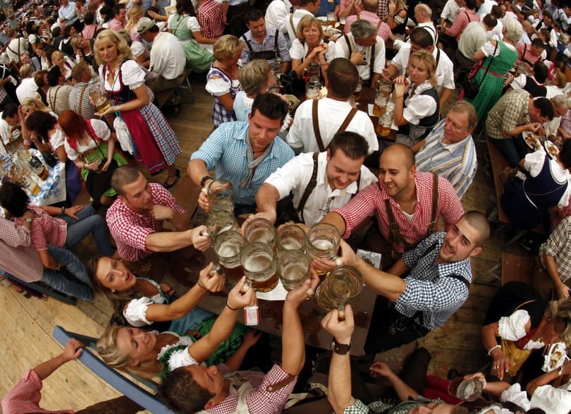 Újra megtelnek a literes söröskorsók és melltartók - Oktoberfest 2011