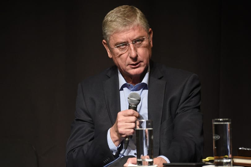 És akkor a költőnő belemarkolt Gyurcsány Ferenc fenekébe