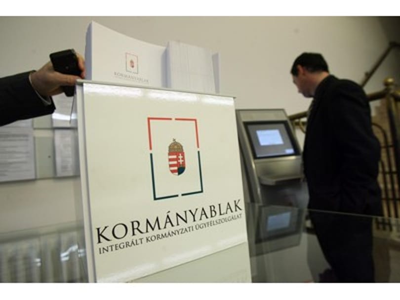 Üvegbetont használ a magyar bürokrácia