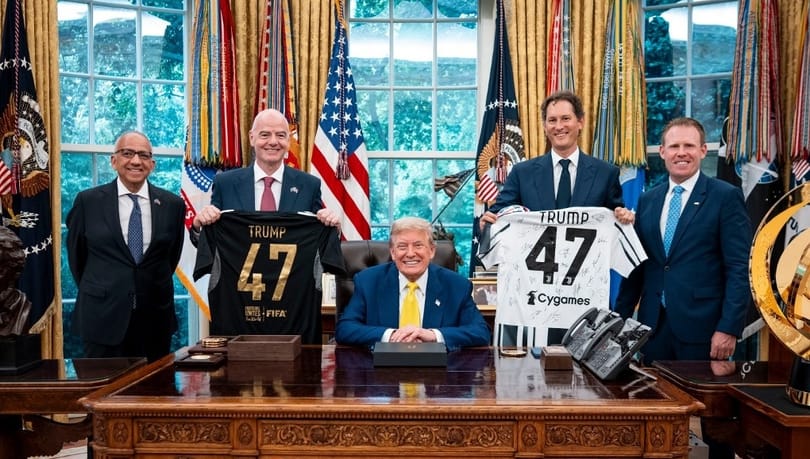 A FIFA-nak olyankor nem büdös a politika, ha éppen Trump kellemetlenkedik a focistákkal