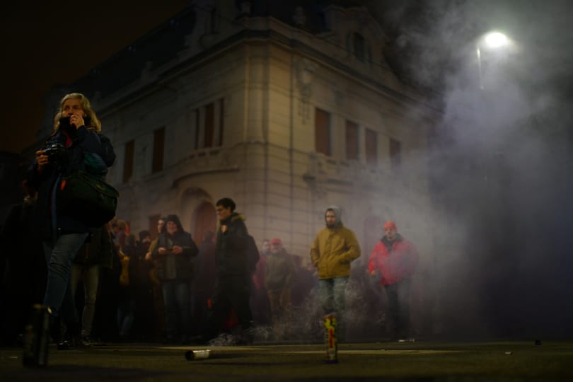 Rendőrség: Az egyik tüntető használt könnygázt
