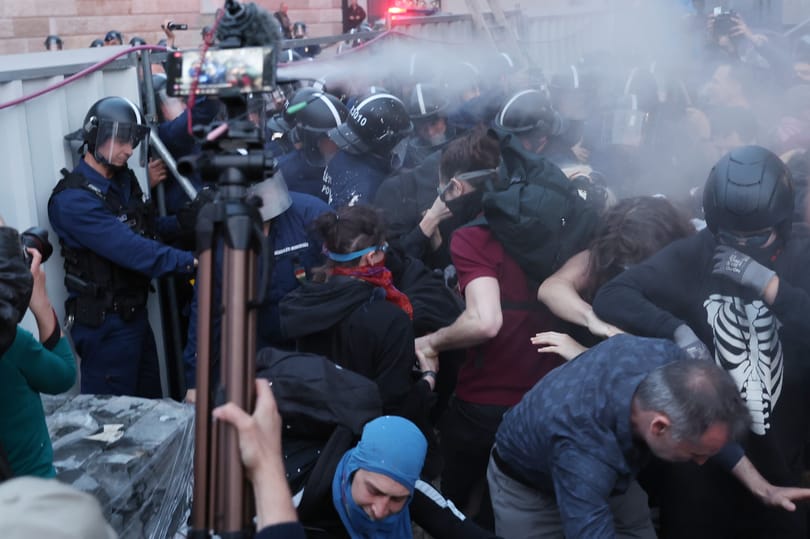 Négy órán át nem tudta kinyitni a szemét a 17 éves tüntető, miután telibe fújták a Karmelitánál 