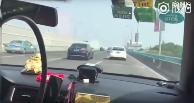 Videó: Be merne ülni egy így vezető sofőr mellé a taxiba?
