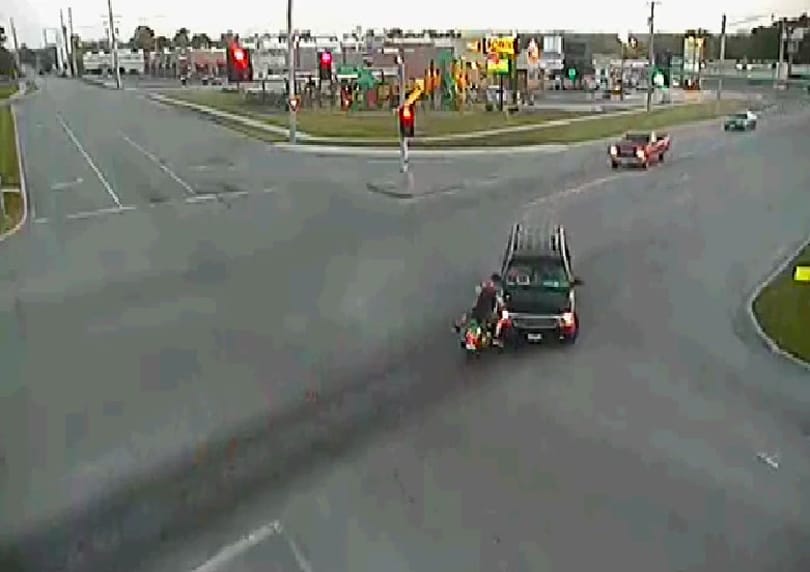 Autónak ütközött, karcolás nélkül megúszta a rövidgatyás motoros – videó