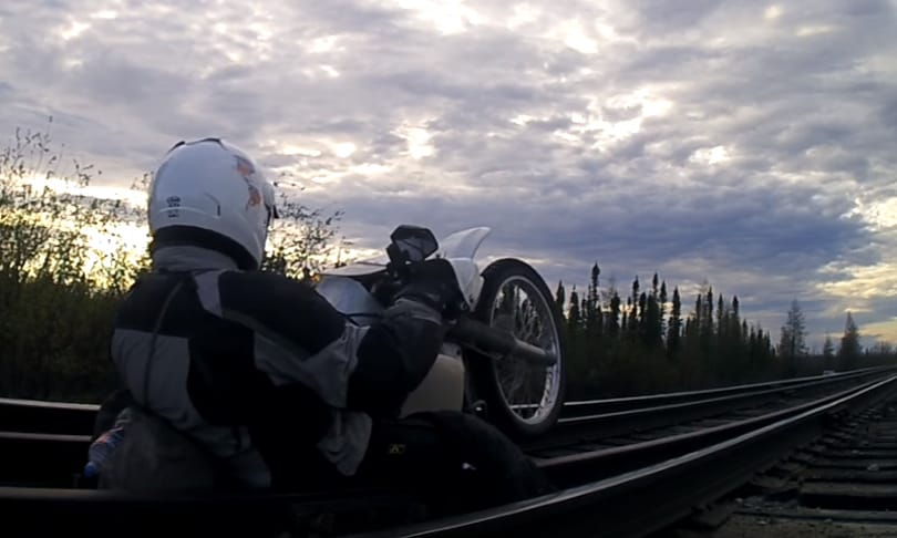 Videó: vasúti hídon szakadt be a talpfa egy motoros alatt