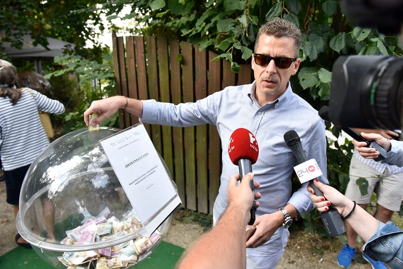 Momentum: A budakeszi templom mellé rakják le a lótrágyát, ami Rákay Philip ménesbirtokáról származik