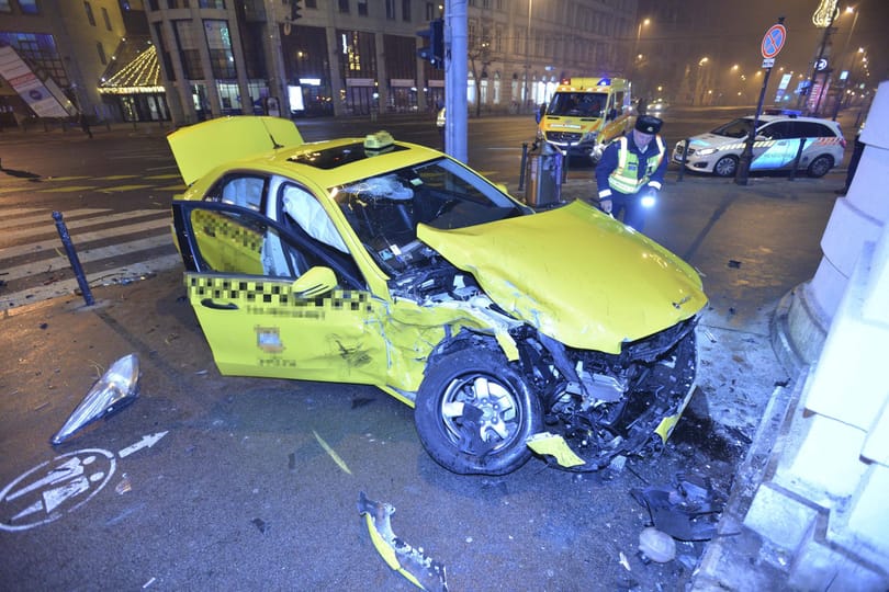 Személyautó és taxi ütközött az Andrássy úton, csak a járdán álltak meg – fotók