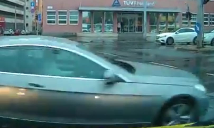 A nap videója: A szirénázó mentő nem érdekelte a budapesti sofőrt