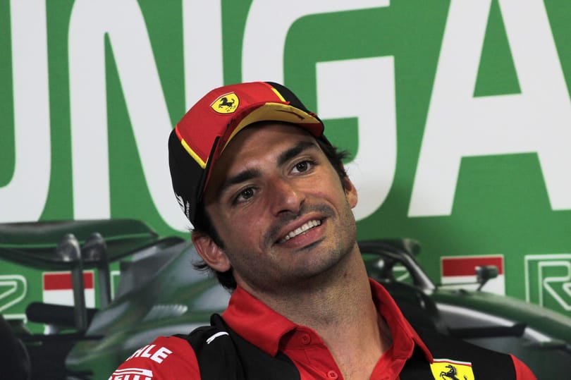 Műtétje után újra versenyezhet Carlos Sainz