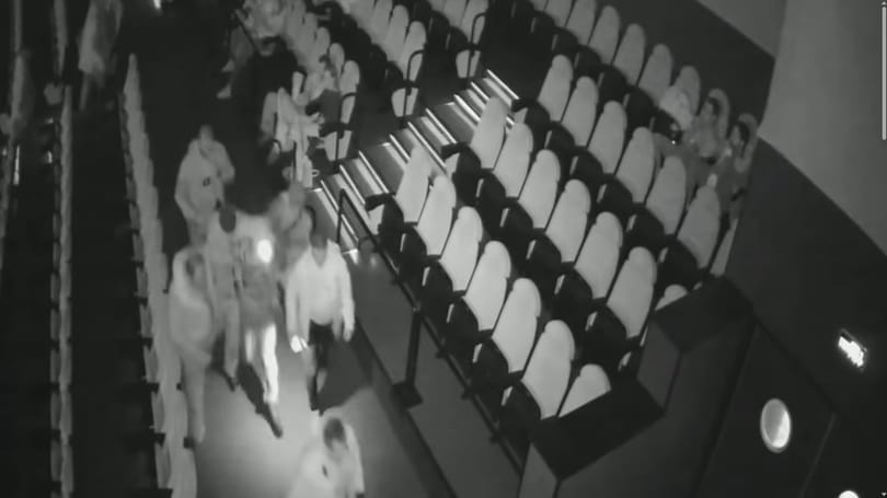 Anyjával nézett szuperhősfilmet az élettársát meggyilkoló férfi, amikor lekapcsolták – videón az elfogása