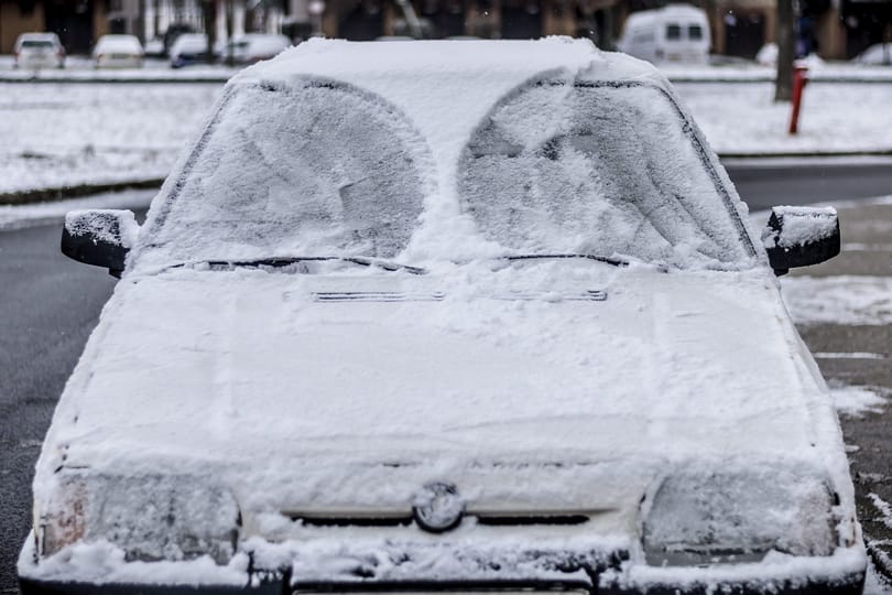 Három megyében jobb, ha autóba sem ülnek pénteken