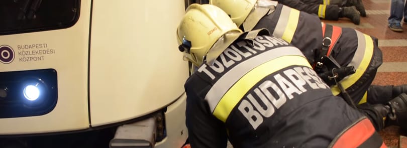 Így szabadították ki a sérültet a 2-es metró alól a tűzoltók – videó