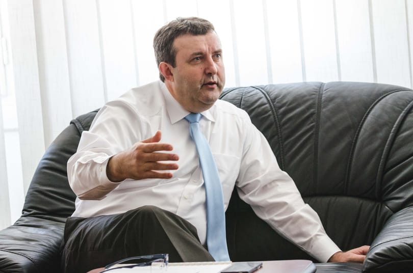 Újra nekimegy a kormány három egyforma betűnek