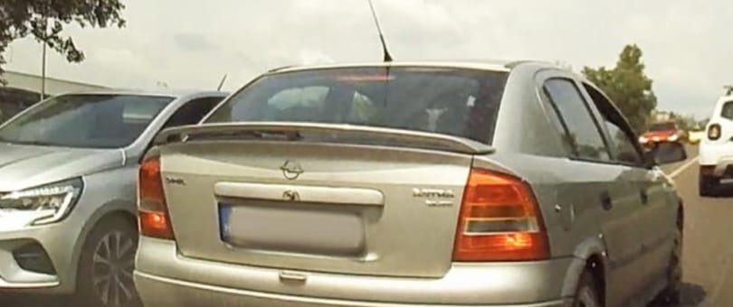 Elborult az agya az opelesnek, mert nem engedték besorolni – videó